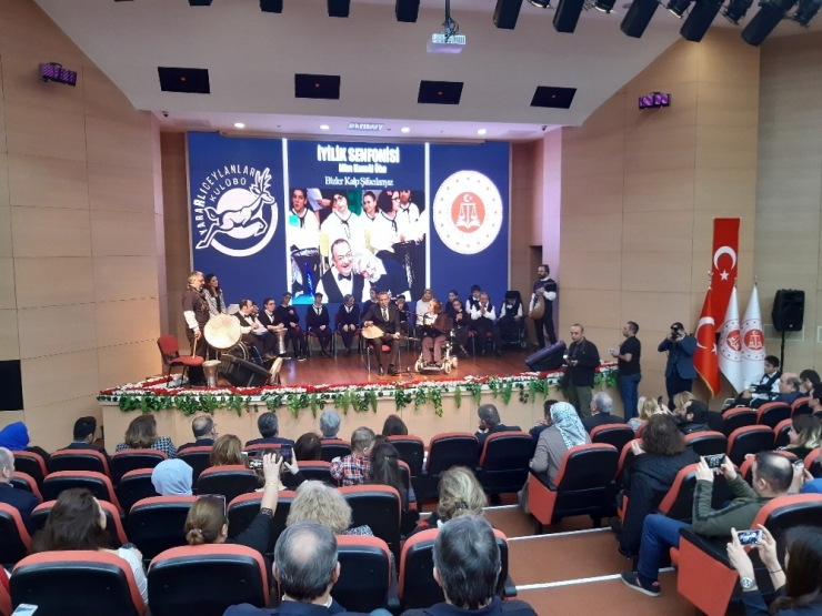 "Bir İyilik Senfonisi" Birbirinden Güzel Türküleri Adliyede Seslendirdi
