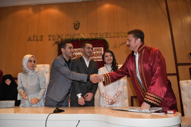 İkizler, 14 Şubat Sevgililer Günü’nde Dünyaevine Girdi