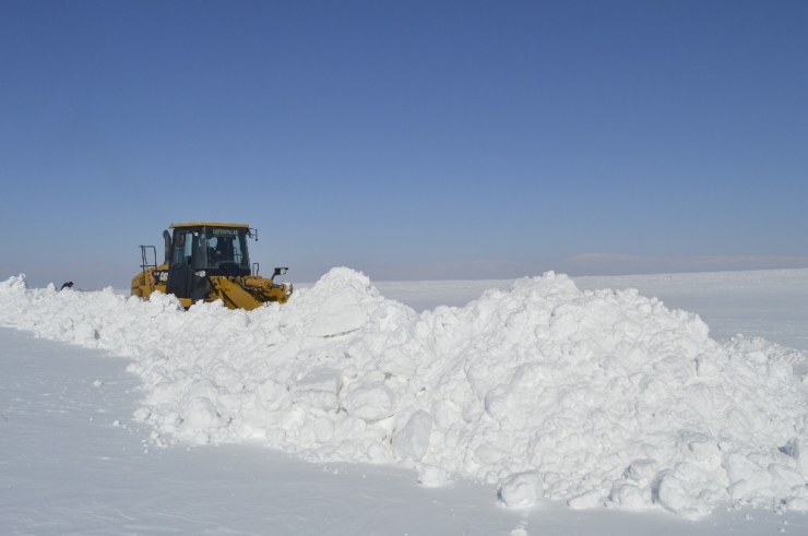 Ağrı’da Kapanan Köy Yollarını Açma Çalışmaları Sürüyor