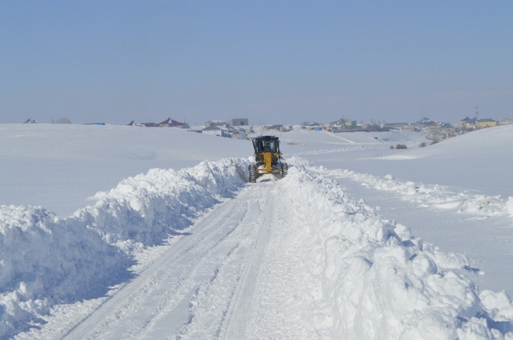 Ağrı’da Kapanan Köy Yollarını Açma Çalışmaları Sürüyor