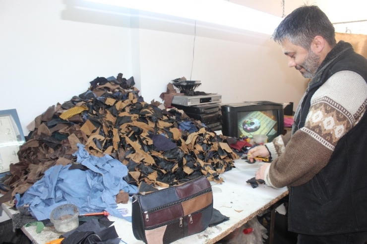 Artık Deri Parçalarından Çanta Üretiyor
