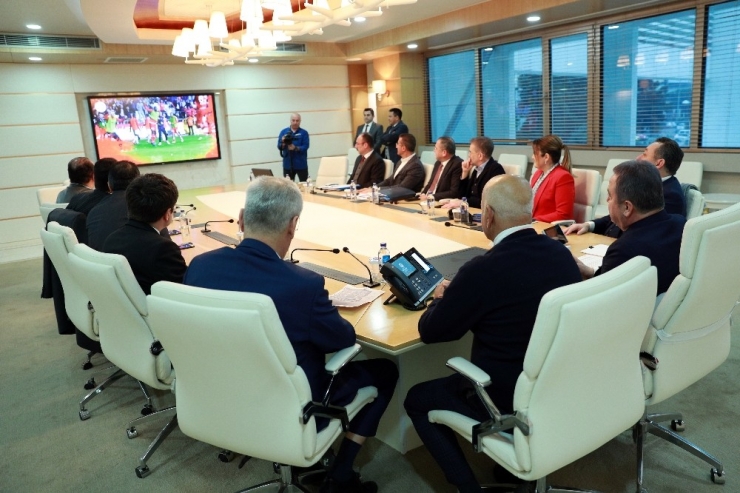 Başkan Böcek’ten Antalyaspor Ve Taraftarına Anlamlı Marş