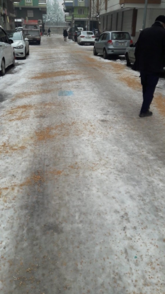 Bağlar Belediyesi Buzlanmaya Karşı Önlemlerine Devam Ediyor