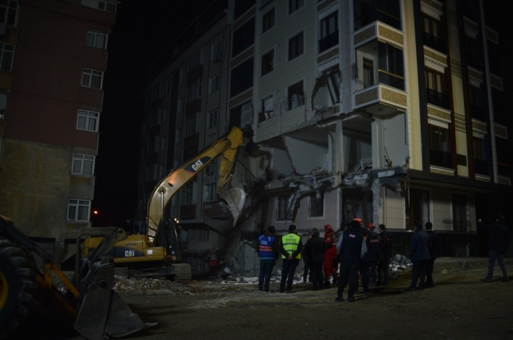 Bahçelievler’de Yıkılan Binanın Çevresi Güvenlik Çemberine Alındı