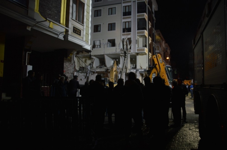 Bahçelievler’de Yıkılan Binanın Çevresi Güvenlik Çemberine Alındı