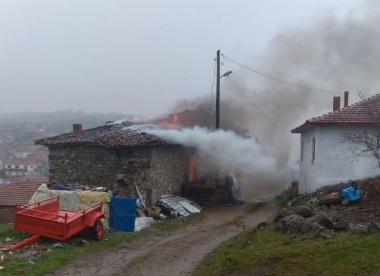 Sındırgı’da Yanan Ev Kullanılamaz Hale Geldi