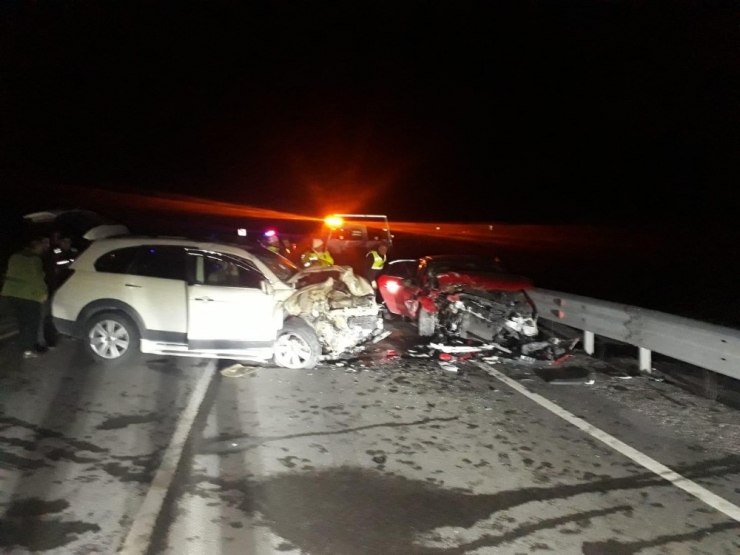 İki Araç Kafa Kafaya Çarpıştı: 5 Yaralı