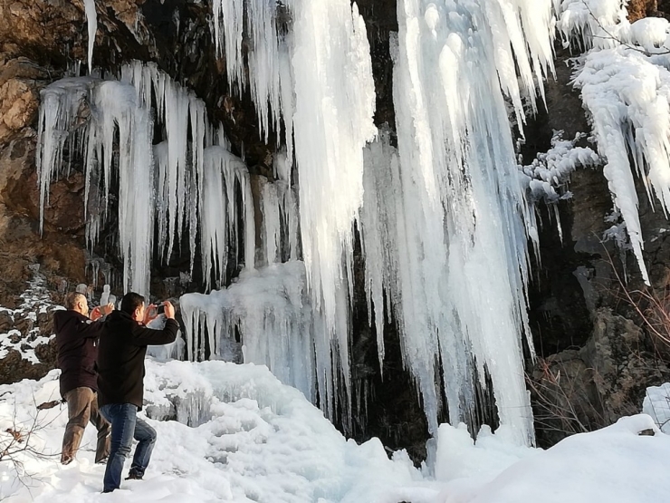 Sason’da Sarkıtları 20 Metreyi Aştı
