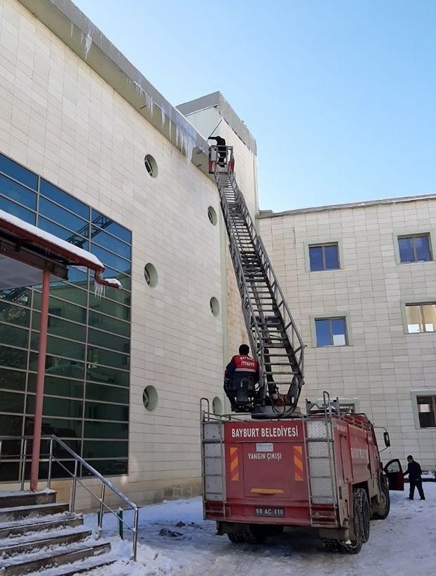 Bayburt Belediyesi, Çatılarda Oluşan Buz Sarkıtlarını Kırıyor