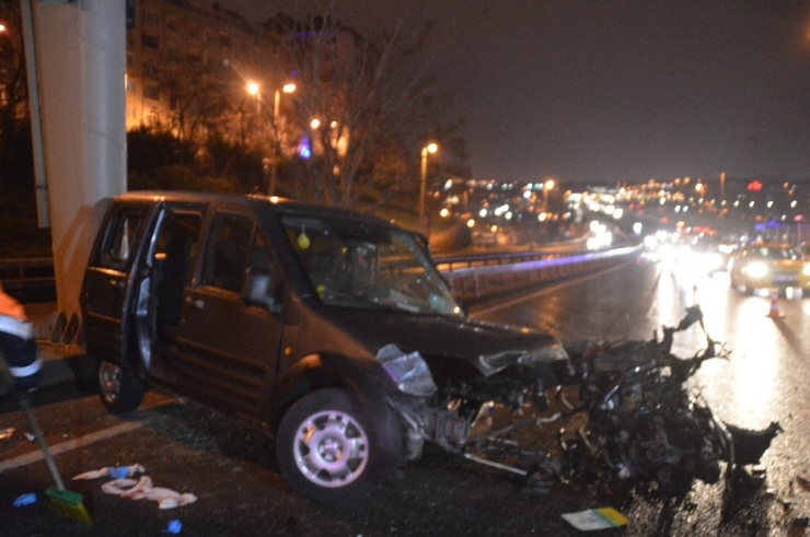 Sürücüsünün Direksiyon Hakimiyetini Kaybettiği Otomobil Bariyerlere Çarparak Durabildi