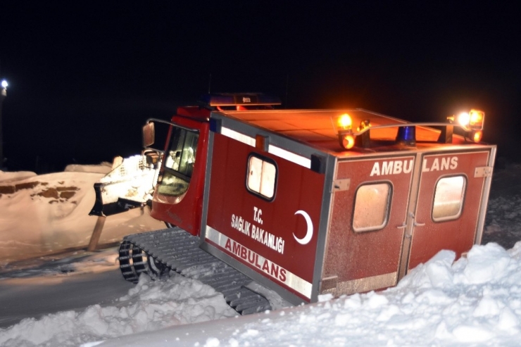 Bitlis’teki Çetin Kış Şartlarında Hastaların İmdadına Paletli Ambulanslar Yetişiyor