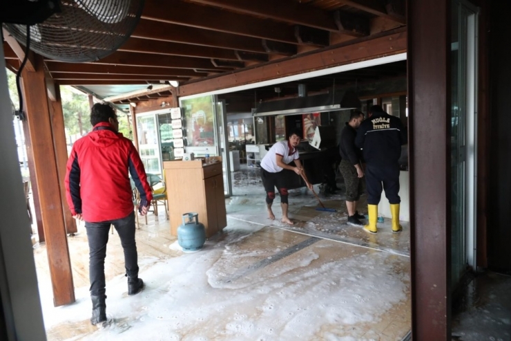 Bodrum Belediyesi Ekipleri, Tıkanan Dere Yatağına Müdahale Etti