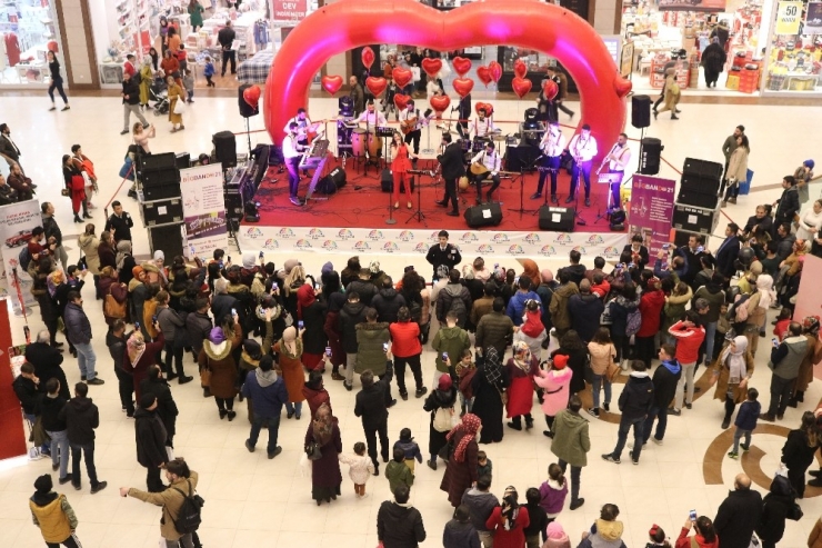 Ceylan Karavil Park Avm’de Sevgililer Günü Etkinliği