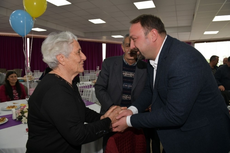 Çiğli’de Yaşayan Çiftlere “Bir Yastıkta 40 Yıl” Jesti