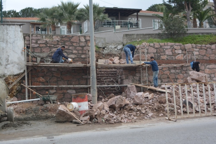 Çökmek Üzere Olan İstinat Duvarı Yeniden Yapılıyor
