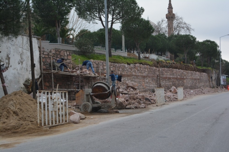 Çökmek Üzere Olan İstinat Duvarı Yeniden Yapılıyor