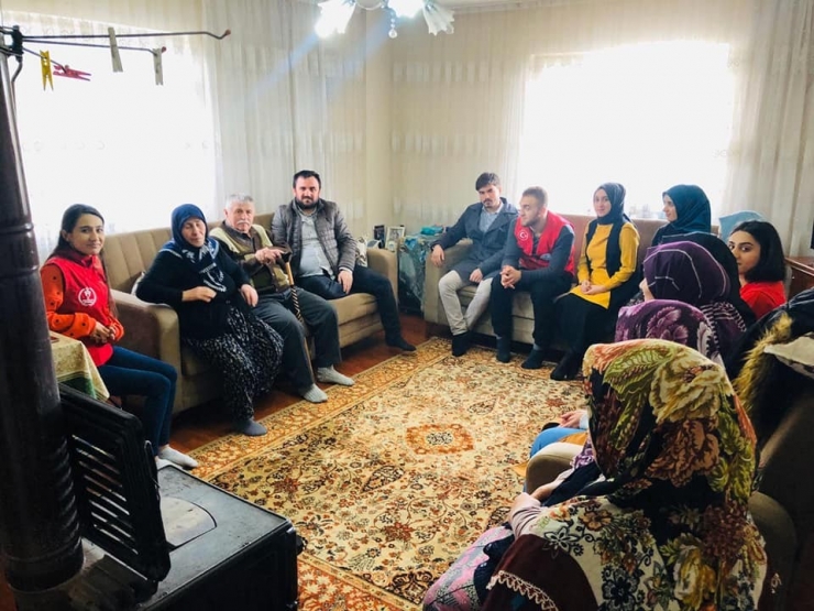 Gençlerden, Yaşlı Büyüklerine Ziyaret