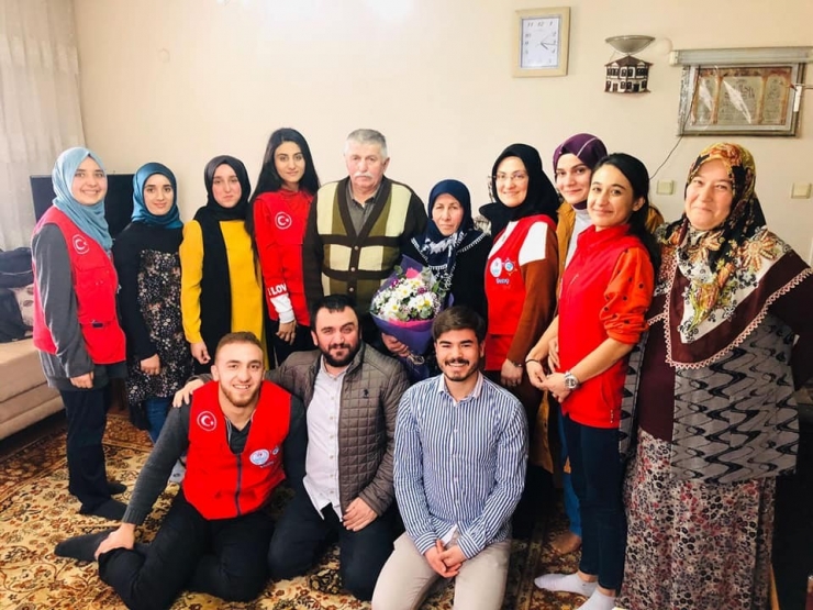 Gençlerden, Yaşlı Büyüklerine Ziyaret