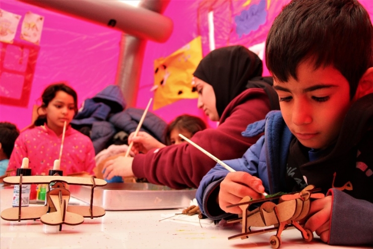 Depremzede Çocuklara Gönüllü Öğrencilerinden Destek