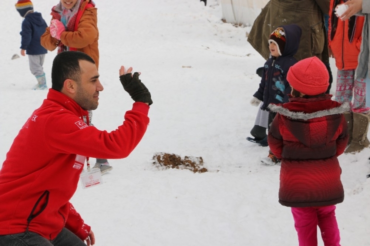 Depremzede Çocuklar Kartopu Oynayarak Eğlendi