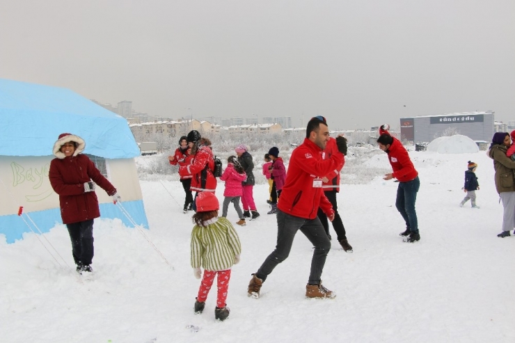 Depremzede Çocuklar Kartopu Oynayarak Eğlendi