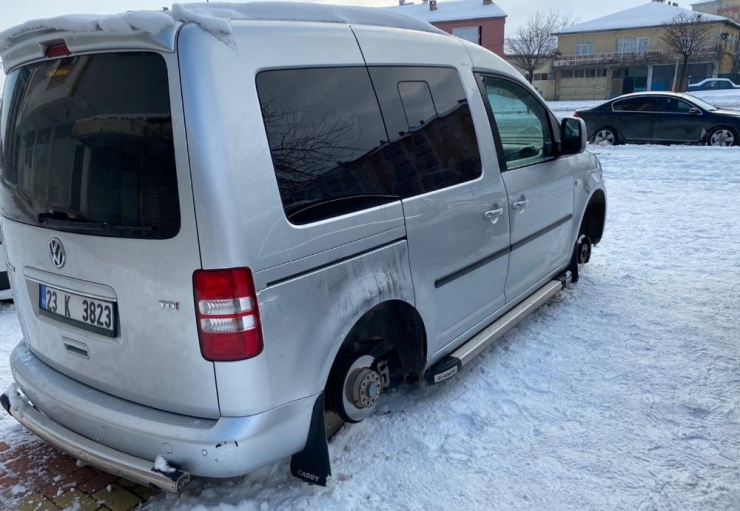Elazığ’da 2 Aracın 7 Lastiği Çalındı
