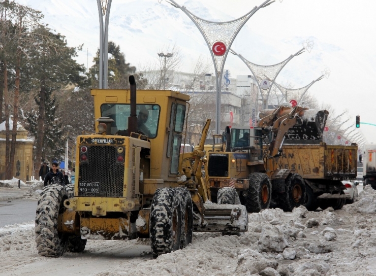 Erzincan’da Kar Yığınları Kamyonlarla Şehir Dışına Taşınıyor