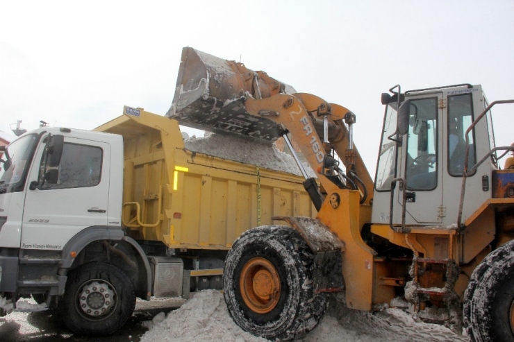 Erzincan’da Kar Yığınları Kamyonlarla Şehir Dışına Taşınıyor