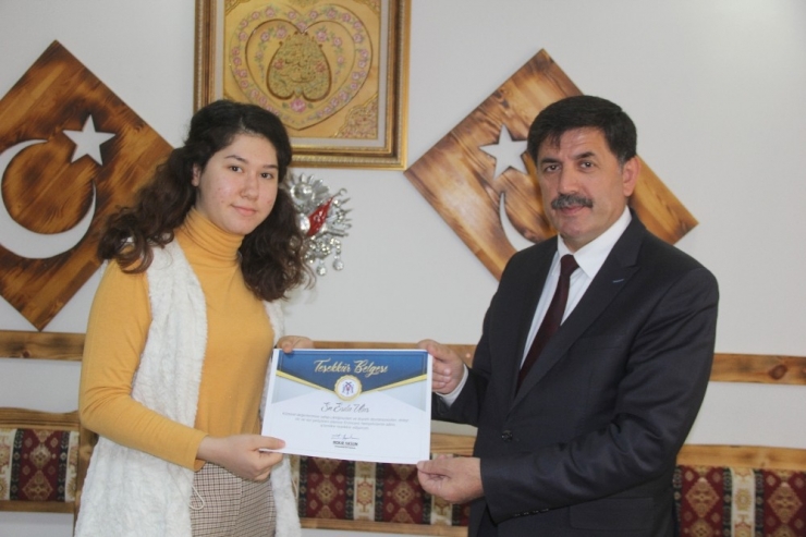 Toplu Taşımada Büyüklerine Yer Veren Gençlere Teşekkür Belgesi Verildi