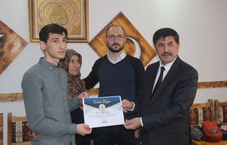 Toplu Taşımada Büyüklerine Yer Veren Gençlere Teşekkür Belgesi Verildi