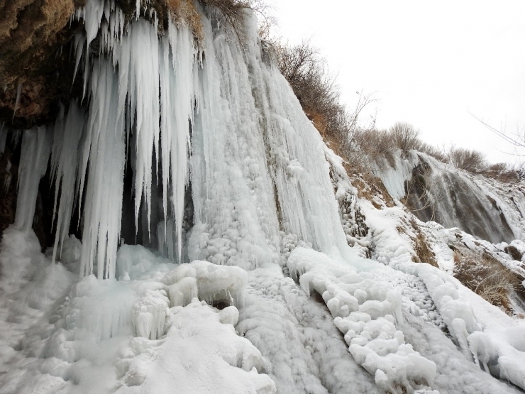Girlevik Şelalesi Dondu, Görenler Hayran Kaldı