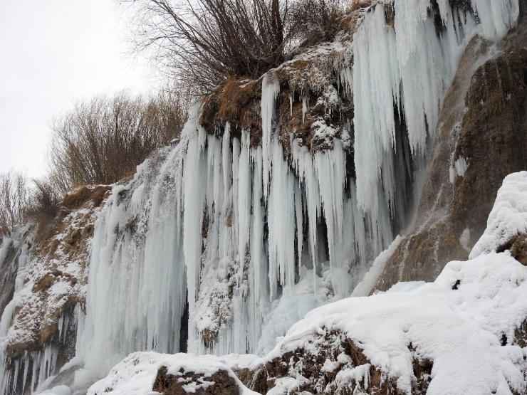 Girlevik Şelalesi Dondu, Görenler Hayran Kaldı
