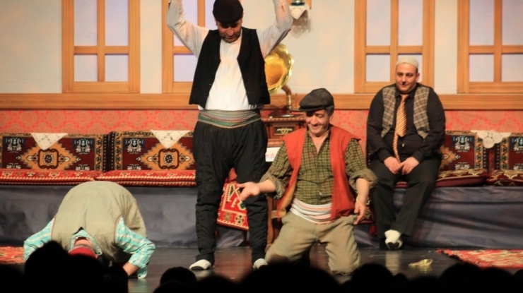 Büyükşehir’den Tiyatro Ziyafeti