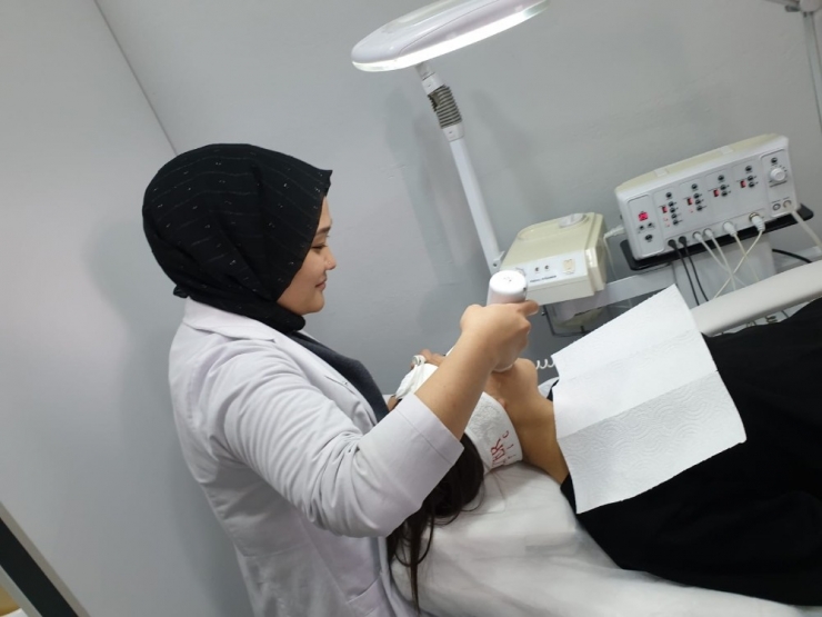 Hem Okuyor Hem De Okul Harçlıklarını Çıkarıyorlar