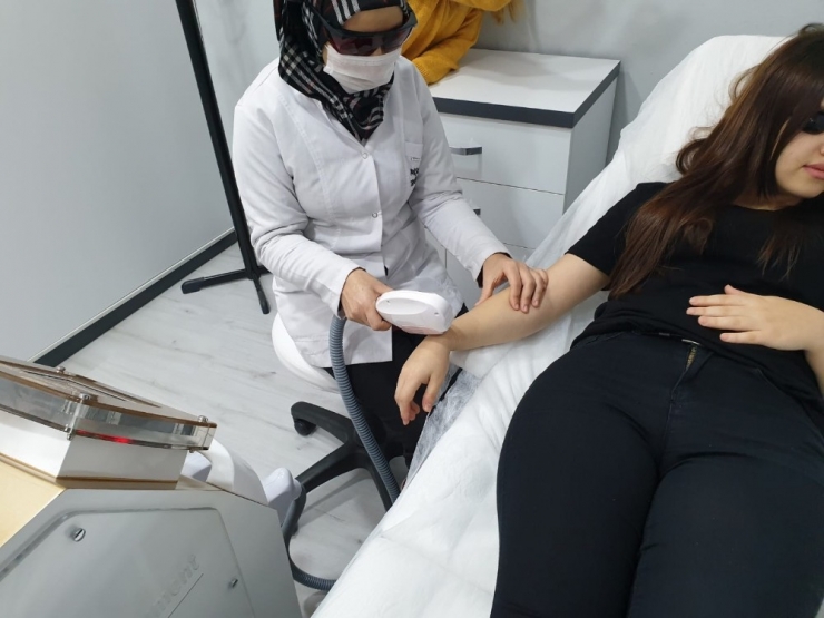 Hem Okuyor Hem De Okul Harçlıklarını Çıkarıyorlar