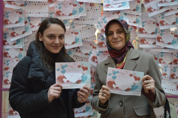 Sevdikleri İçin 20 Bin Not Astılar