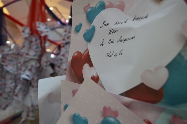 Sevdikleri İçin 20 Bin Not Astılar