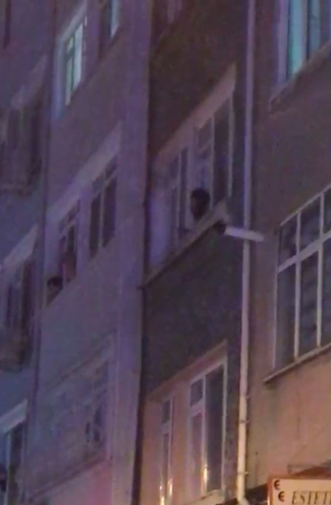 İstanbul’da Sinir Krizi Geçiren Kadın Mahalleyi Birbirine Kattı