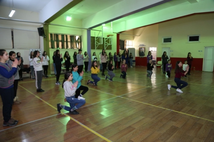 İlkadım Belediyesi Halk Oyunları Kursuna Yoğun İlgi