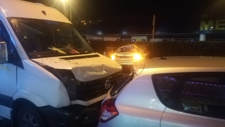 İzmir’de Minibüse Çarparak Takla Atan Otomobil Sürücüsü Öldü