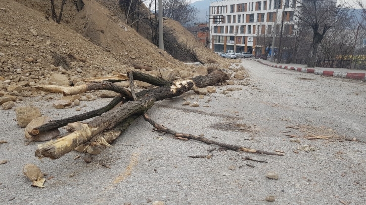 Heyelan Tehlikesinin Bulunduğu Yolda Çalışmalar Sürüyor