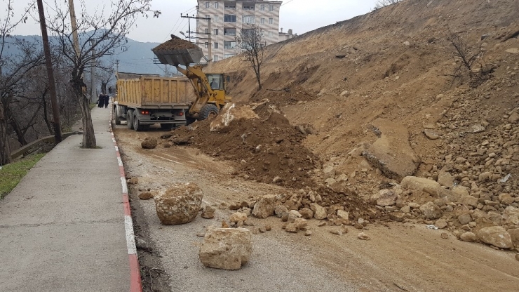 Heyelan Tehlikesinin Bulunduğu Yolda Çalışmalar Sürüyor