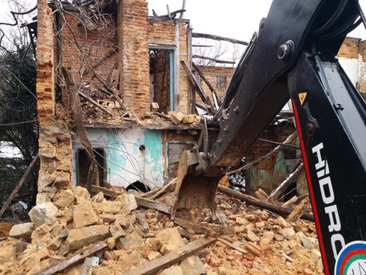 Körfez’de Metruk Ve Hasarlı Binalar Yıkılıyor