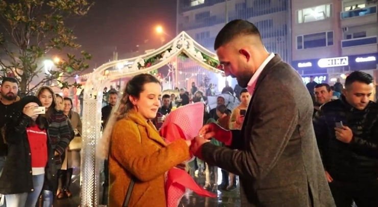 Sağanak Altında "Benimle Evlenir Misin?" Dedi