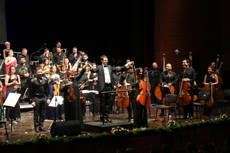 Afişini Paylaştıkları ‘Sevgiliye Sürpriz’ Konserini Ücretsiz İzlediler
