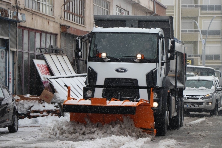 Belediye Başkanı Arı, Karla Mücadele Eden Ekibi Altınla Ödüllendirdi