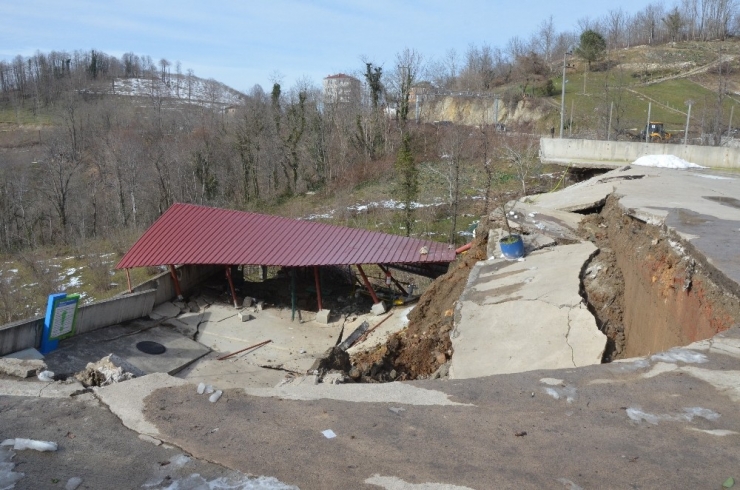 Akaryakıt İstasyonunda Heyelan: Yol Ulaşıma Kapandı
