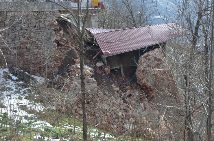 Akaryakıt İstasyonunda Heyelan: Yol Ulaşıma Kapandı