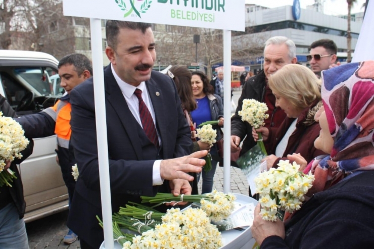 Başkan Başdaş Ve Demirezen Konak’a Sevgi Saçtı