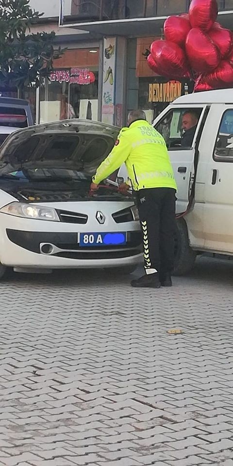 Polis, Aracının Aküsüyle Yolda Kalan Vatandaşın Aracını Şarj Etti